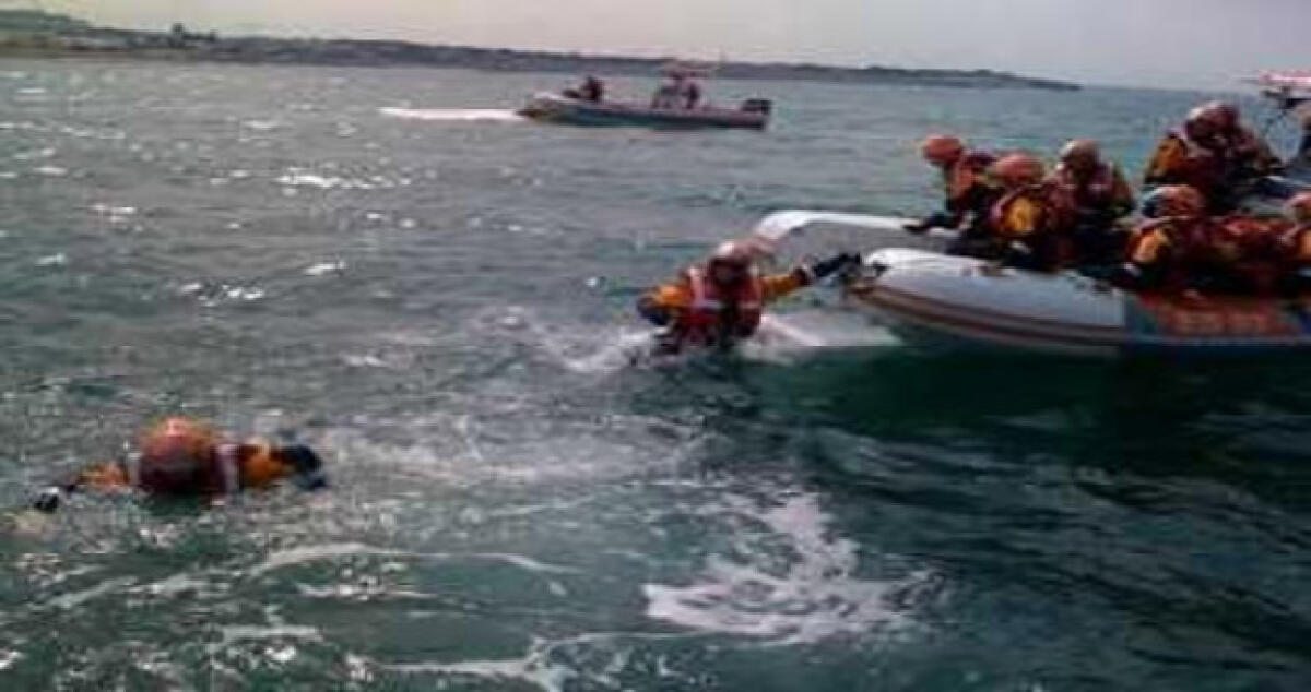 Salvati in mare...multati a terra: due giovani in balia delle onde -