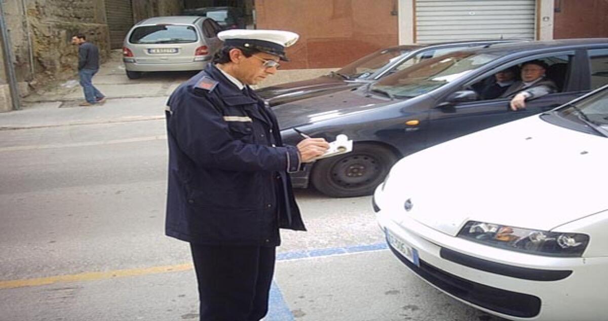 Polizia municipale inflessibile, multati gli assessori e c'è chi passa al motorino -