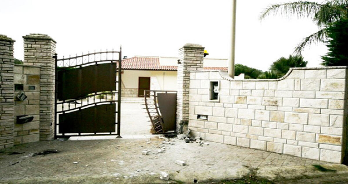 Dopo le caditoie adesso rubano anche i cancelli: nel mirino ville Manfria -