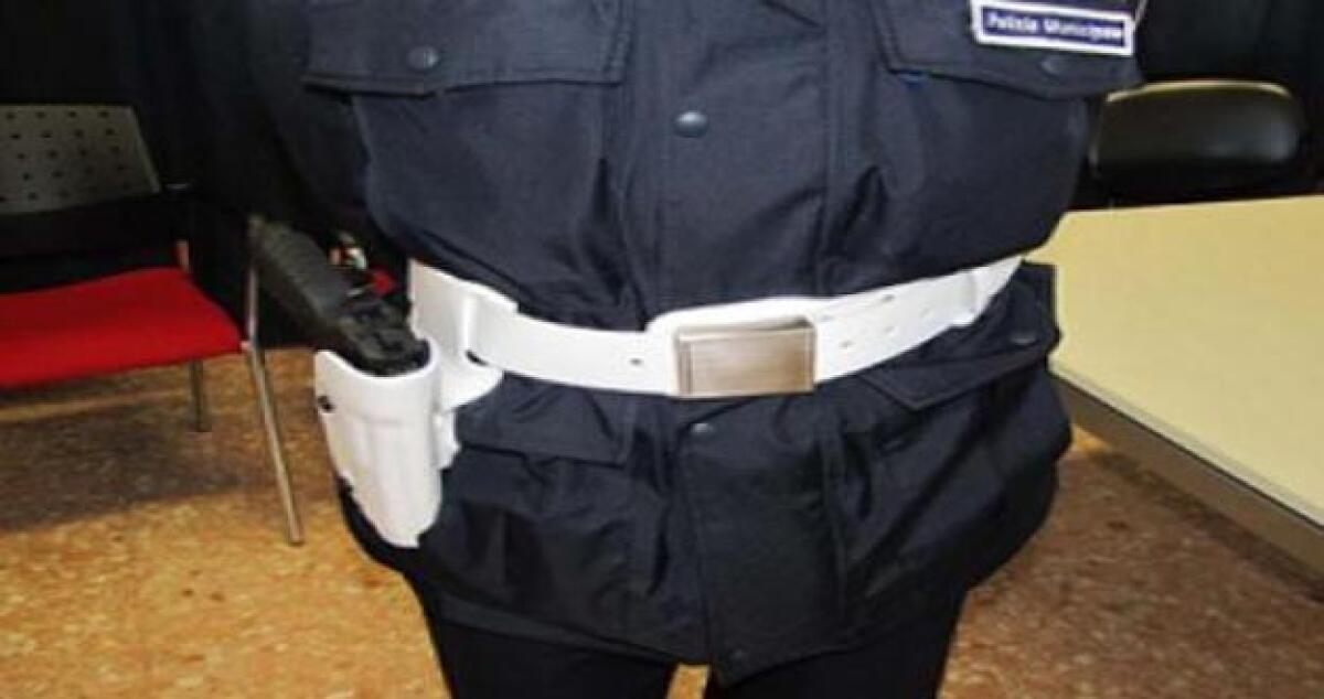 Rischio violenza, arma d'ordinanza ritirata a un ispettore di polizia municipale -