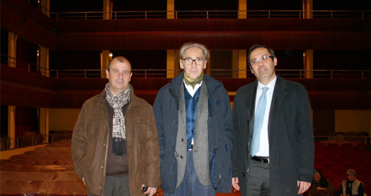 Dopo 38 anni riapre il teatro, Battiato: si può fare anche buona musica - 
