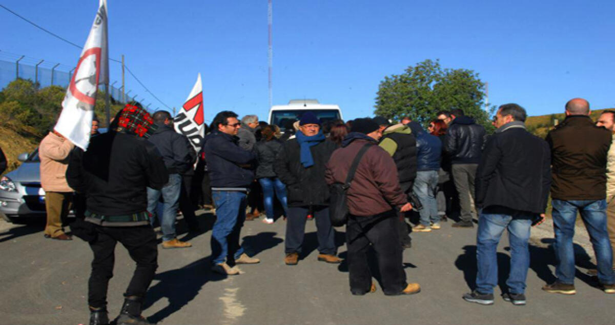 No Muos, manifestanti bloccano passaggio militari Usa: prosegue protesta - 
