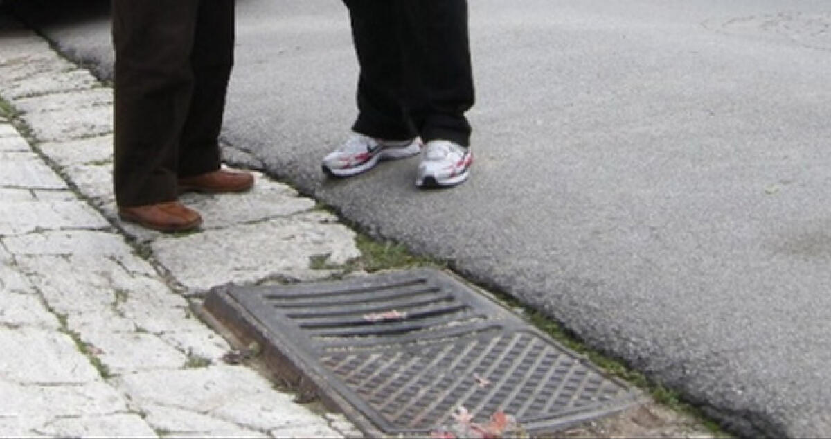 Ancora un furto di caditoie, questa volta i ladri rubano davanti al cimitero Farello -