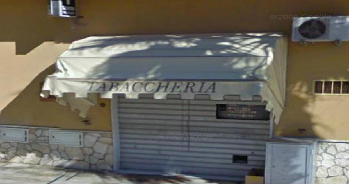 Entrano armati e fuggono con mille euro: obiettivo, tabaccheria Settefarine -