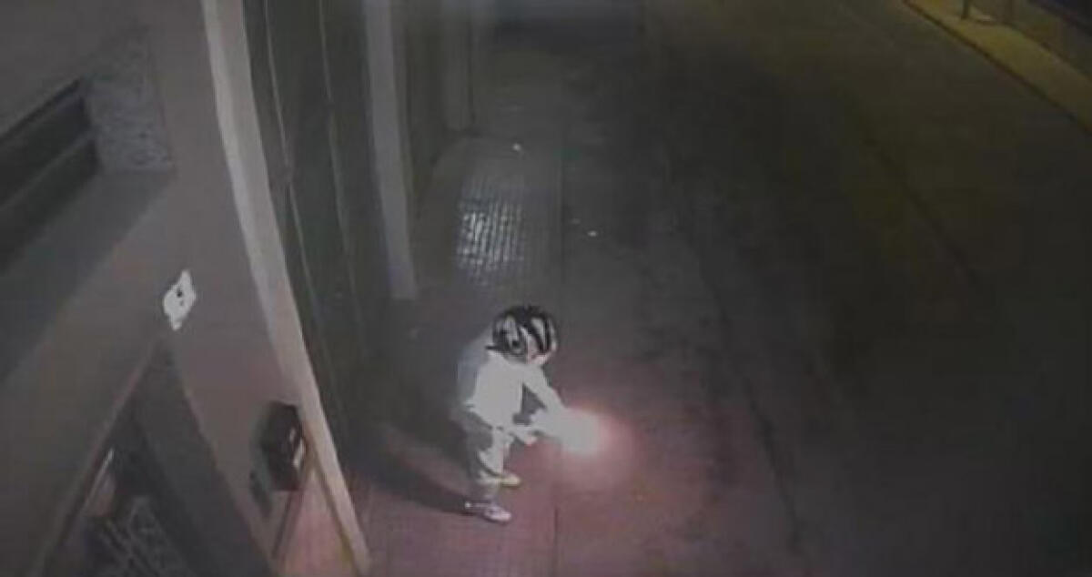 Rogo in via Portuense, un video riprende l'attentatore: le vittime vogliono la verità -