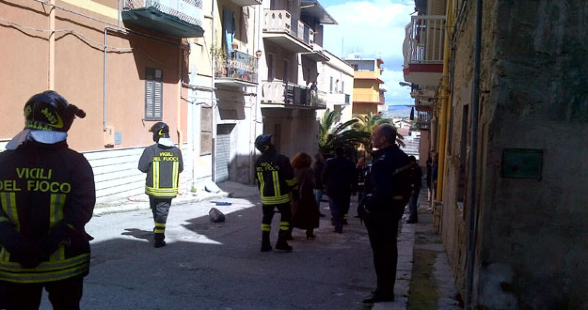 Getta di tutto dal balcone e si barrica in casa: panico in via Monfalcone -