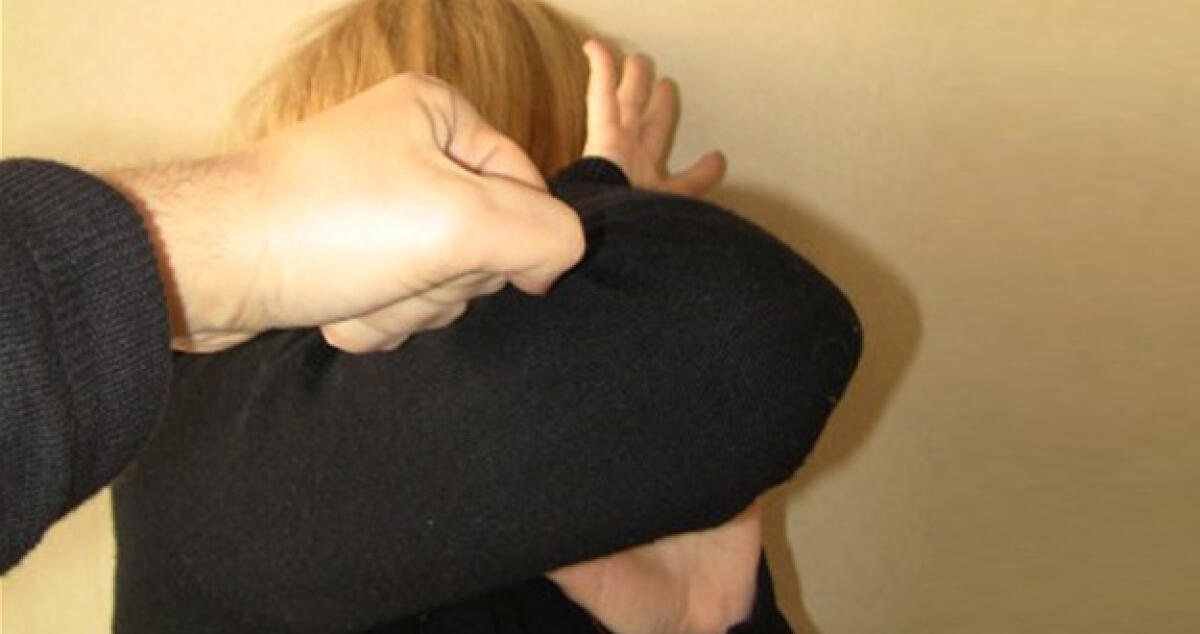 Violenza a scuola, ferito un alunno: i genitori picchiano la "prof" -