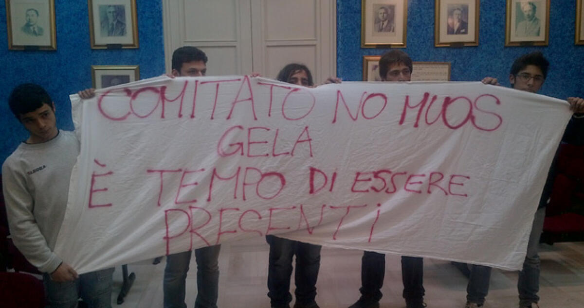 Consiglio comunale poco No Muos: scatta protesta. "Sindaco spieghi a sit-in" -