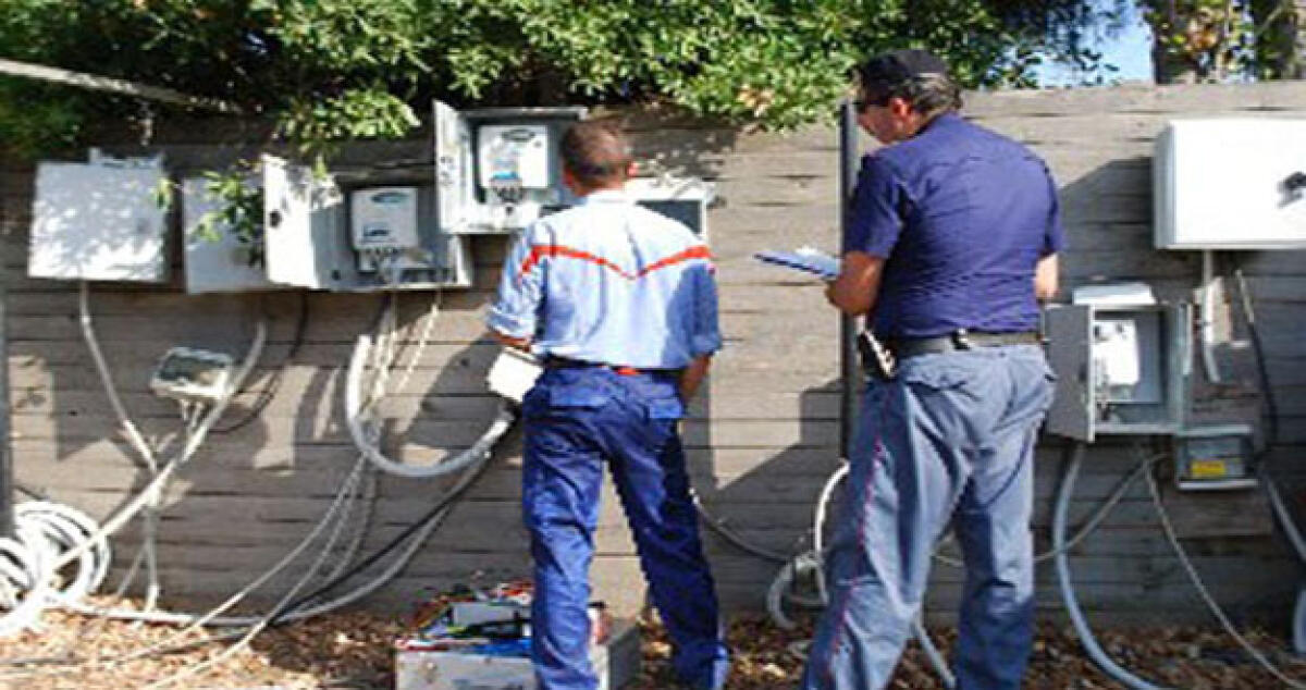 Abitazioni abusive senza energia elettrica, iniziano distacchi: tante famiglie coinvolte -
