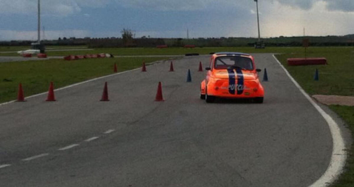 Tutti pazzi per lo slalom su pista, sfida al kartodromo -