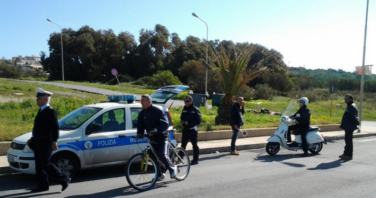 Blitz della polizia municipale al mercatino di Macchitella, segnalato un pakistano -