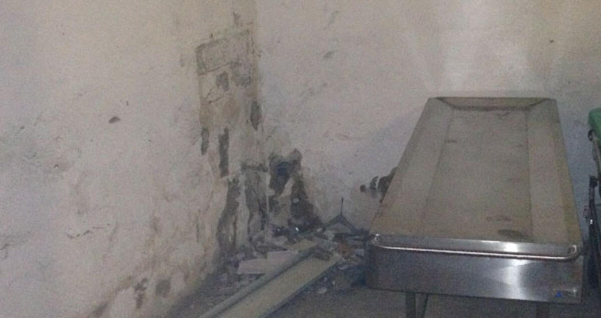 Trasporto delle salme tra le corsie dell'ospedale, scoppia la polemica -