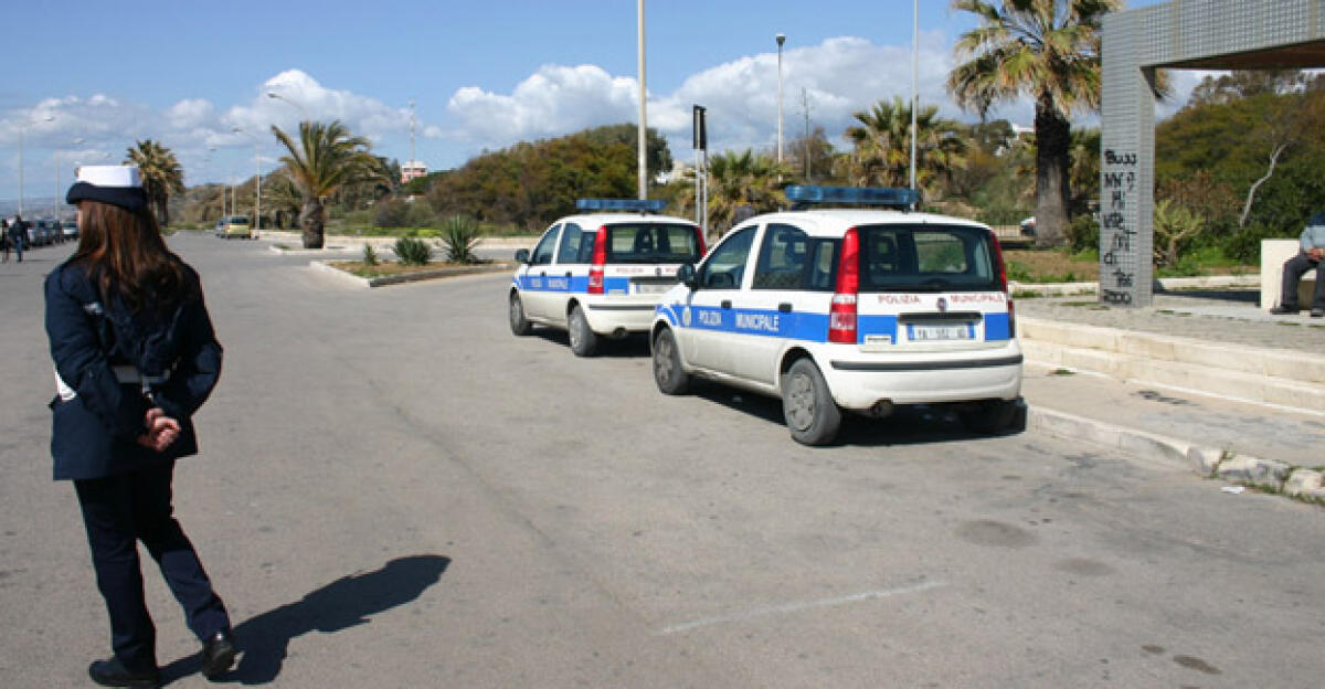 Blitz dei vigili urbani alla rotonda est, sgomberati ambulanti africani -