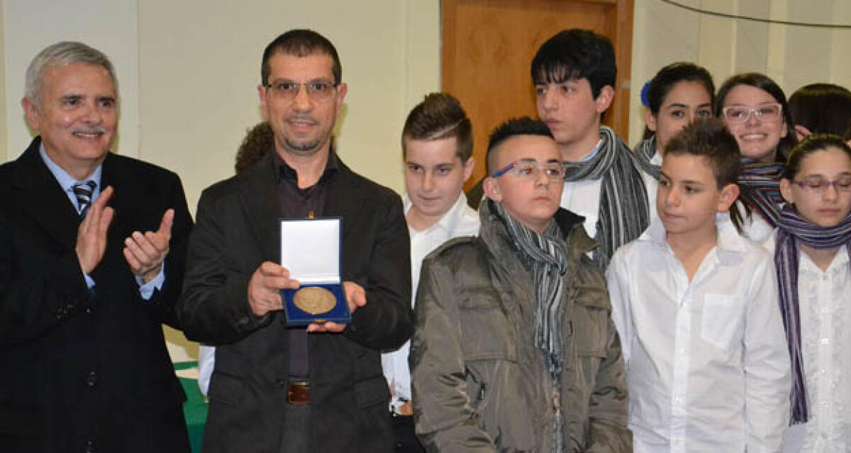Medaglia con dedica di Napolitano all'orchestra giovanile sinfonica - 