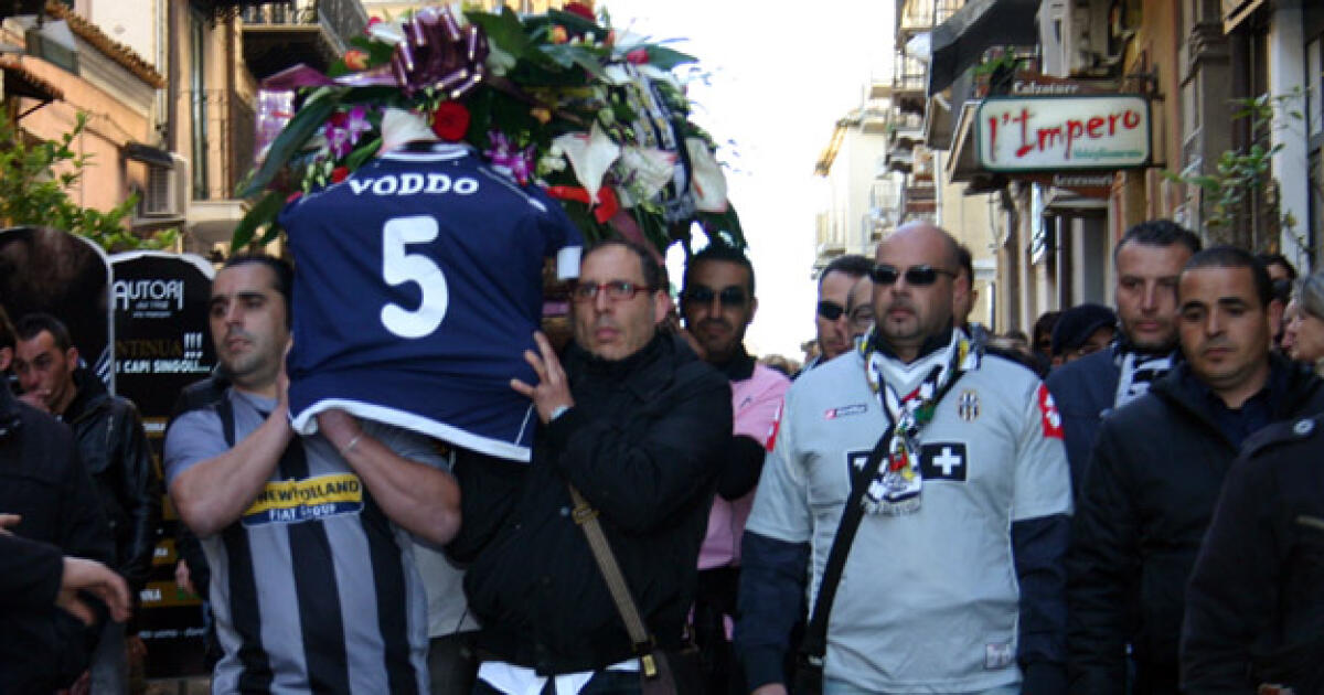 L'ultimo "gol" di Roberto, gli amici del calcetto in divisa ai funerali dell'amico -