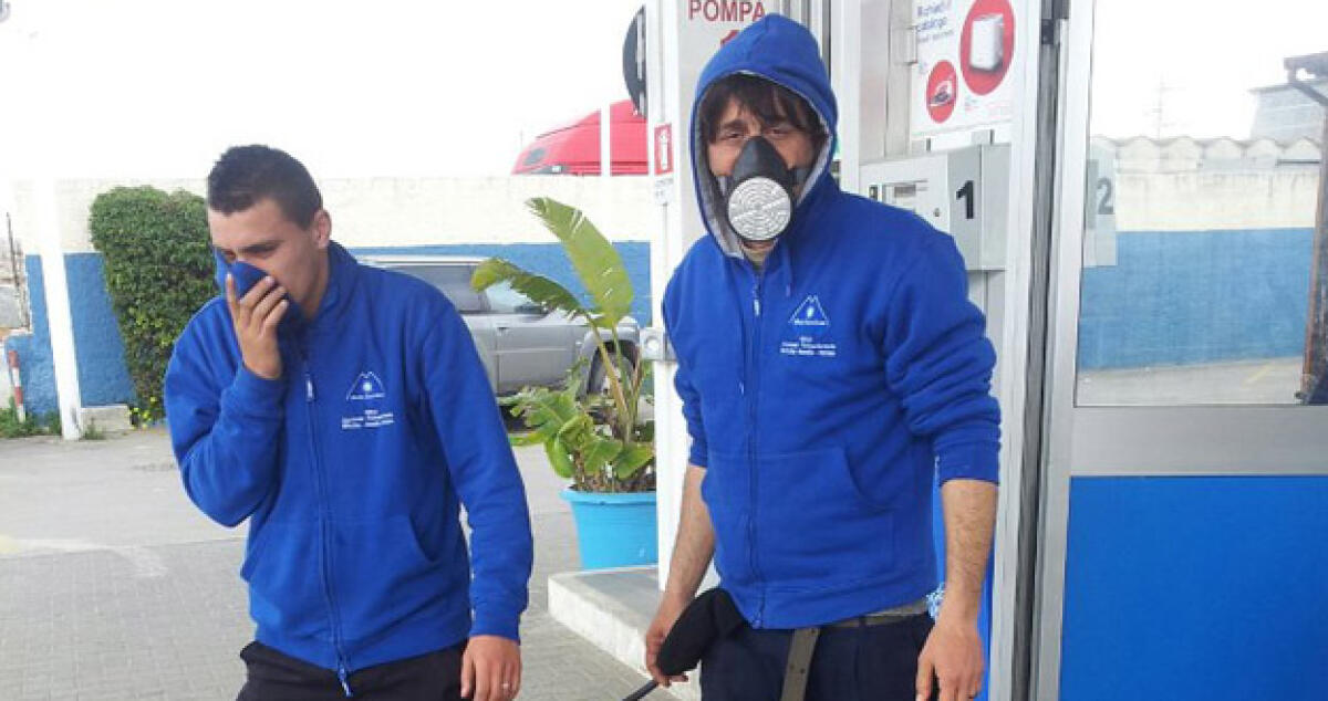 Puzza dal petrolchimico, operai della Meic costretti a lavorare con la mascherina - 