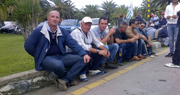 gruppo-operai-indotto.jpg