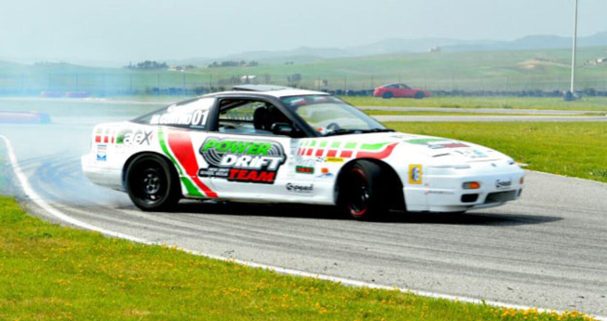 Bolidi a ruote fumanti in sbandata controllata, successo con il drifting a Zai -