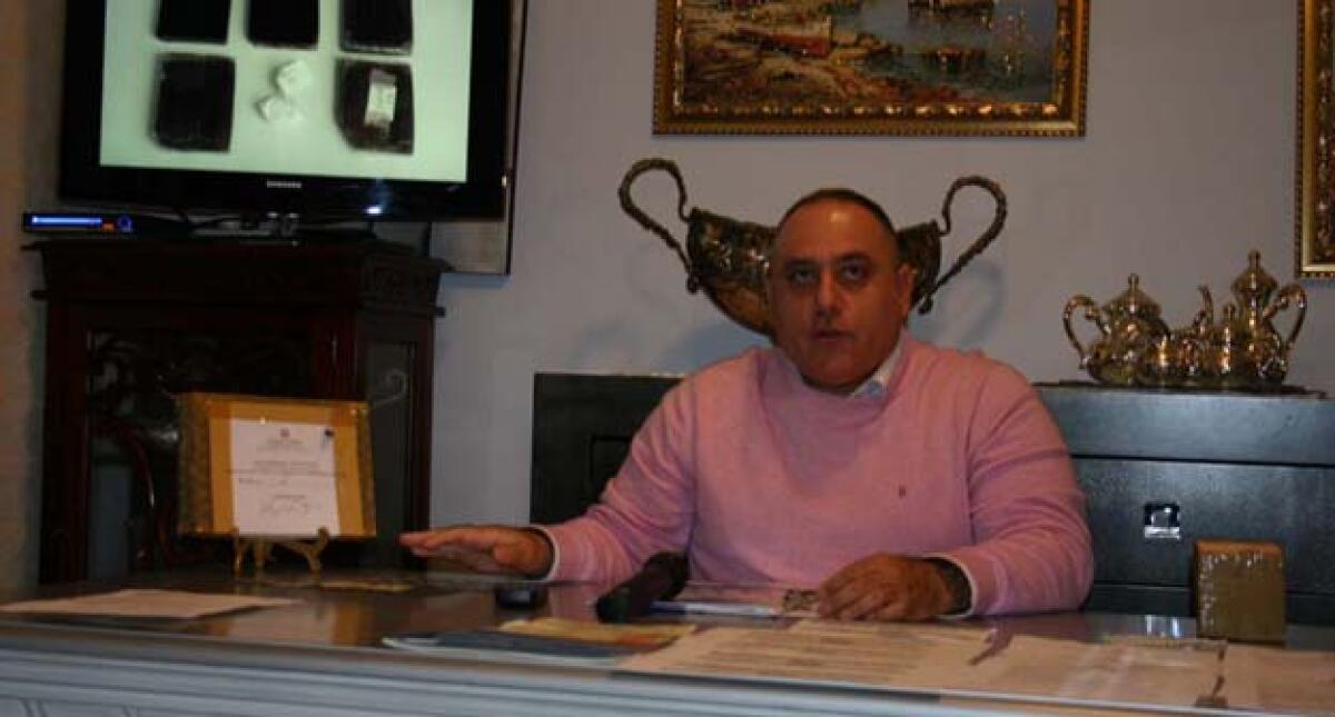 Il maestro Timpanelli contestato da alcune mamme: "Non lo vogliamo a scuola" -
