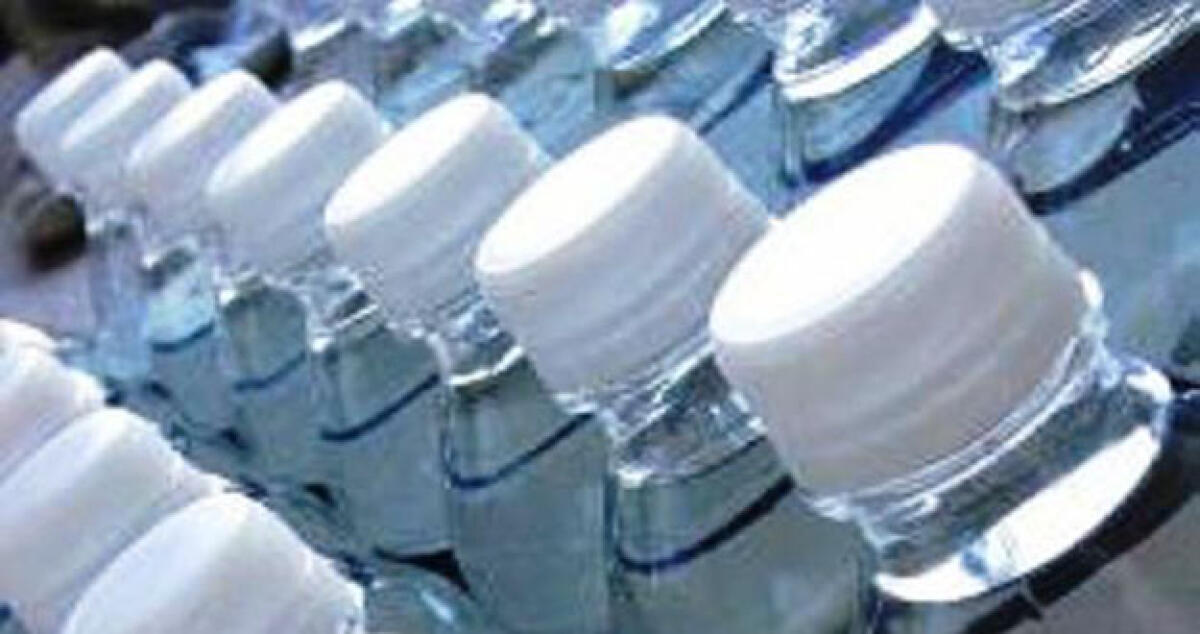 Controlli alla ricerca di un lotto d'acqua sospetto, ispettori Asp nei supermercati -