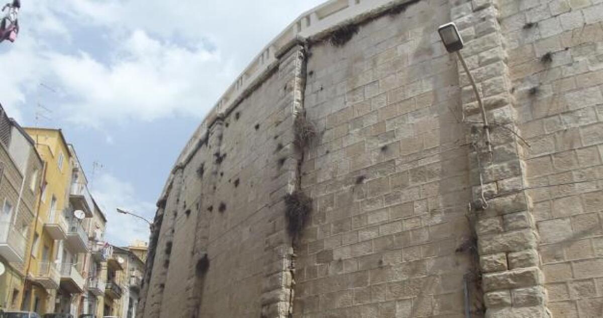 Uno dei pilastri del Bastione sta cedendo, apprensione in via Matteotti - 