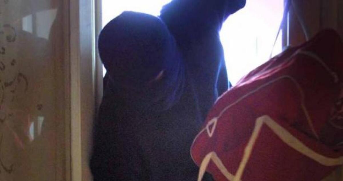 Picchiati e rapinati persino delle fedi nuziali, notte da incubo per due anziani -