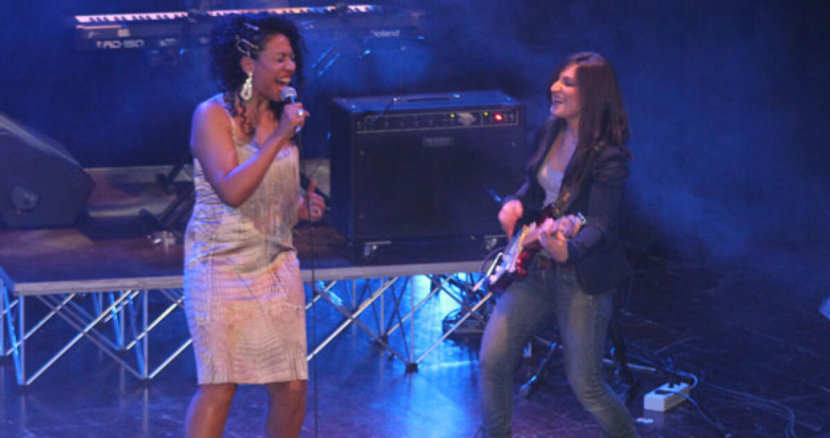 La chitarrista gelese Simona Malandrino nella band del concerto di Sherrita Duran -