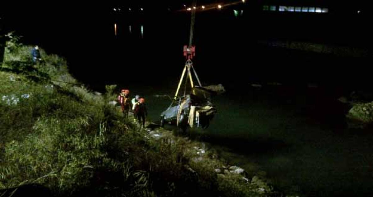 Ore di paura per la presenza di un'auto nel fiume Gela, sub al lavoro di notte (video) -