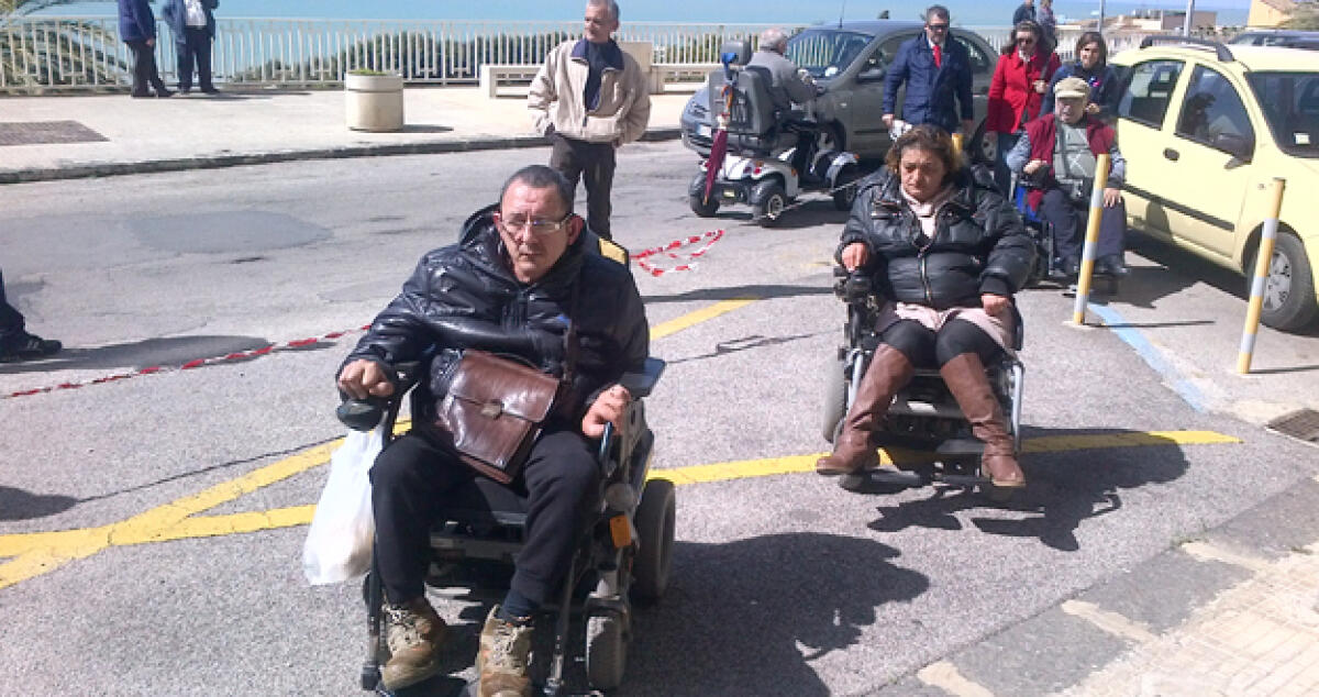 "Siamo cittadini normali": protesta diversamente abili. Sindaco, "fatto tutto" -