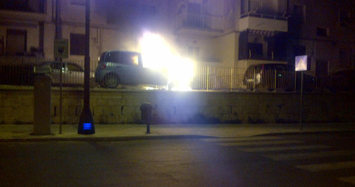 Quattro auto distrutte dal fuoco in pochi minuti: Attentatori colpiscono ancora -