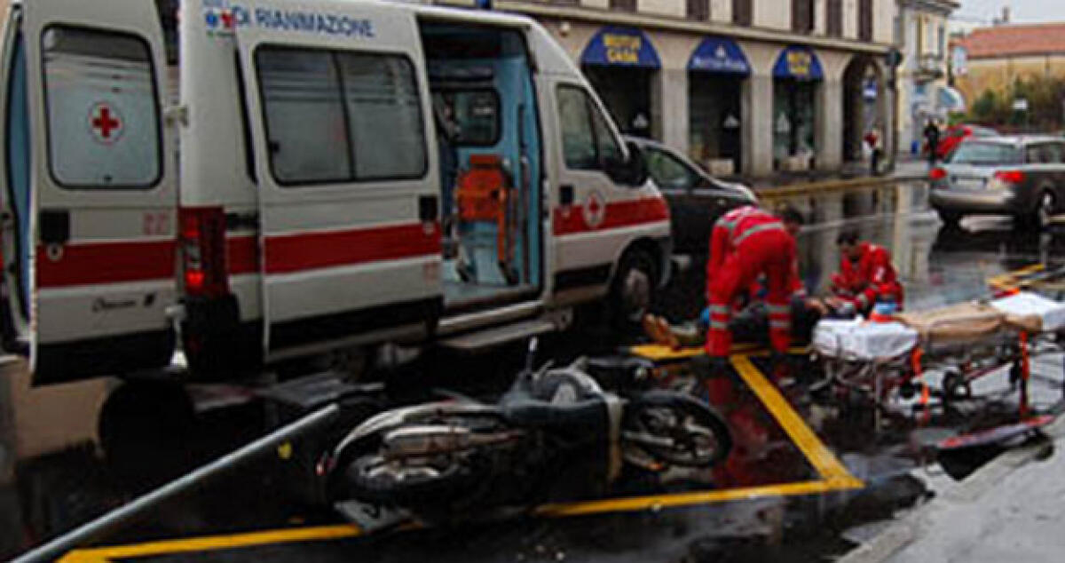 Postina in ospedale, con lo scooter investe un'autovettura -