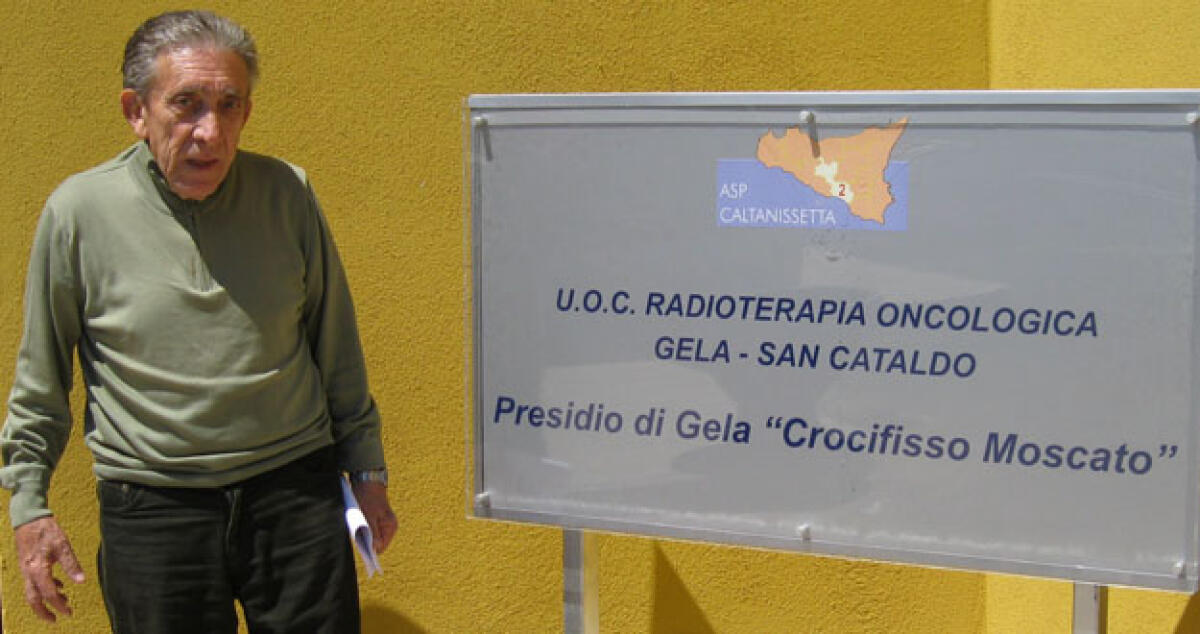 Radioterapia, la storia infinita. Intanto la ditta Alì querela il manager Virgilio - Ignazio Alì posa all'ingresso della Radiotrapia
