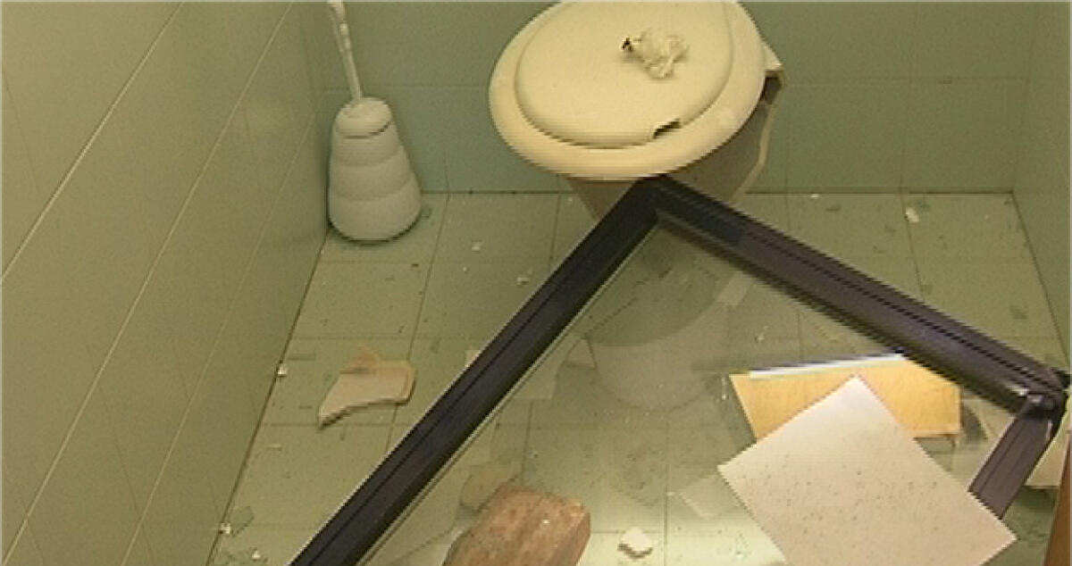 Raid vandalico al terzo circolo di Cantina sociale, questa volta i teppisti fuggono -