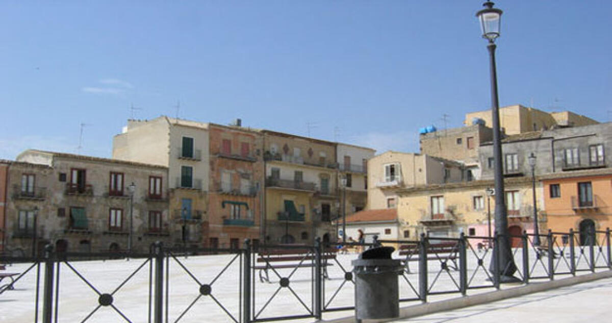 Altro che movida del sabato sera, volano tavoli e sedie: maxi rissa in Piazza Roma - 