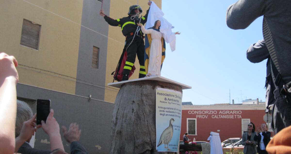 La statua di Maria Assunta nella piazza dedicata alle vittime oncologiche -