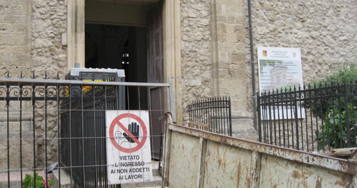 Riqualificazione della chiesa Madre, ossa umane e vasellame tra gli inerti - 