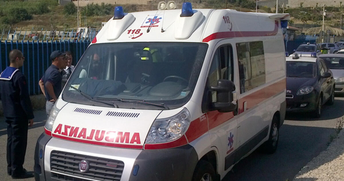 Scappa dalla coop sociale e si butta a mare, 16enne salvata dalla Capitaneria - 
