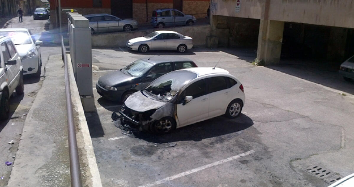 Strani incendi in via Terone: Distrutta auto del padre di un consigliere comunale - 