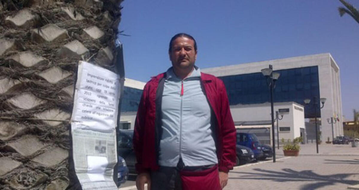 Lui protesta davanti al tribunale: I ladri gli distruggono lo stabilimento - 