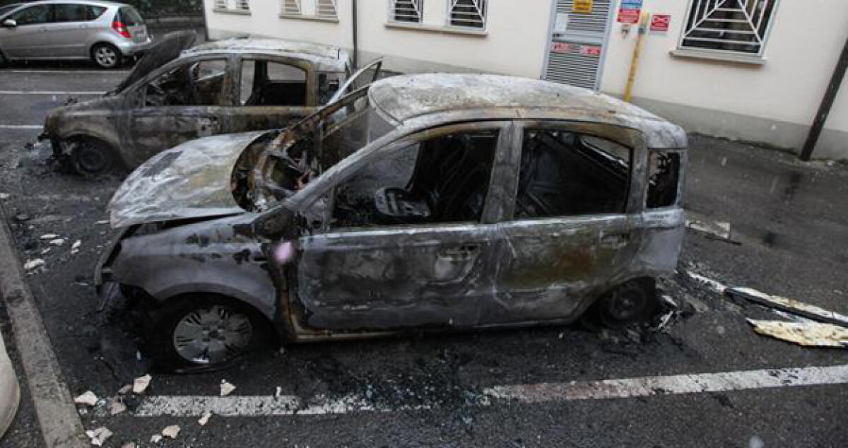 Si torna a incendiare, un'auto e un portone in fiamme nella notte - 