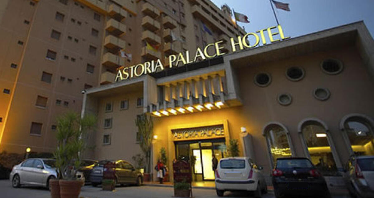 Letti ospedalieri con le coperte dell'Astoria Palace hotel - 