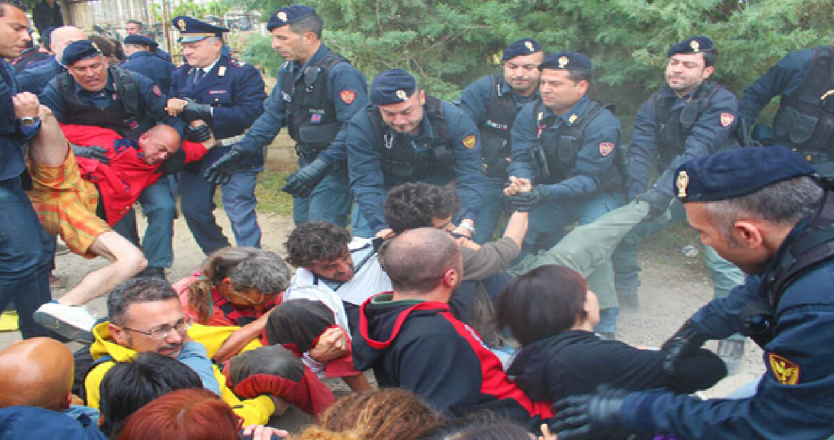 No Muos, blocchi manifestanti davanti base Usa. Cariche Polizia (VIDEO) - 