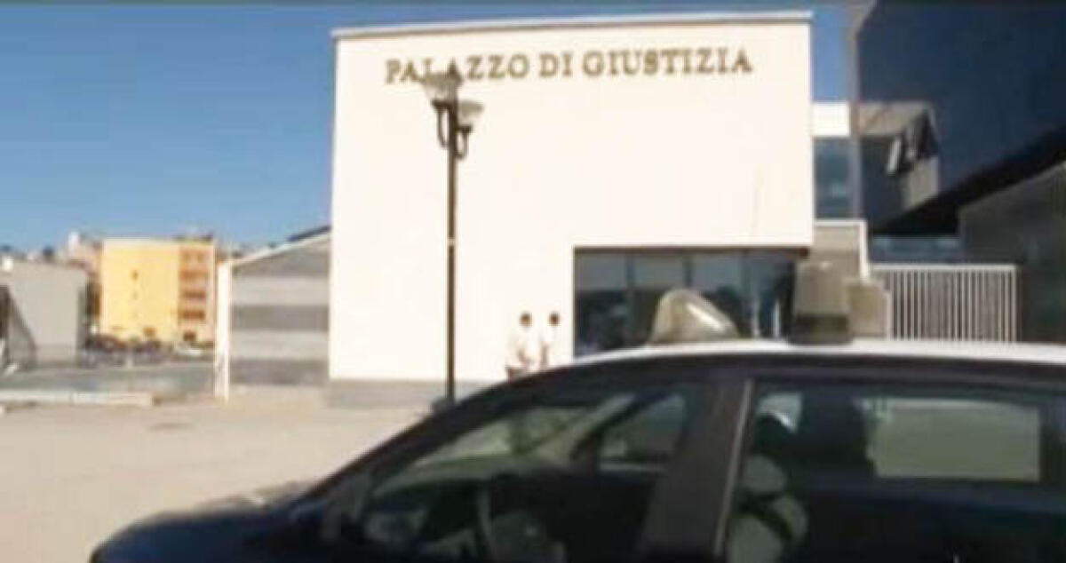 "Quell'imprenditore mi ha minacciato con un coltello", ma per la difesa era una penna -