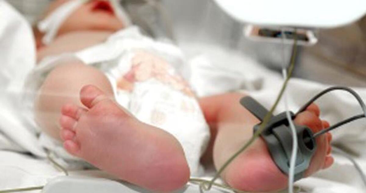 Partorisce prematuramente, il bimbo di sei mesi lotta per la vita - 