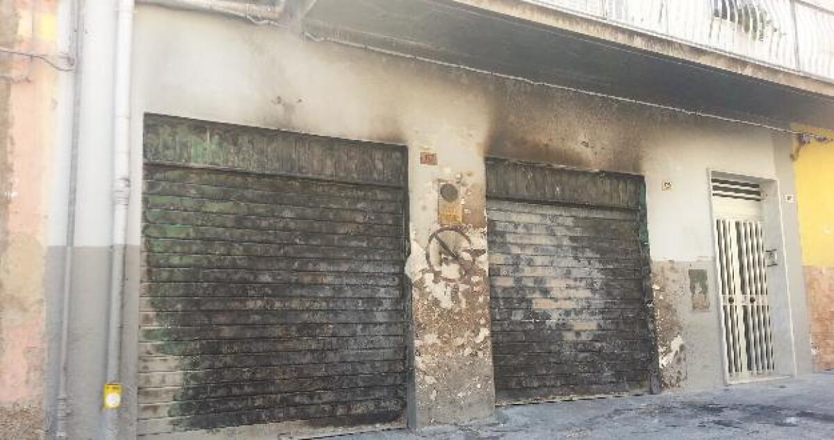 Fiamme a San Giacomo, incendiata l'auto di un disoccupato e due saracinesche - 