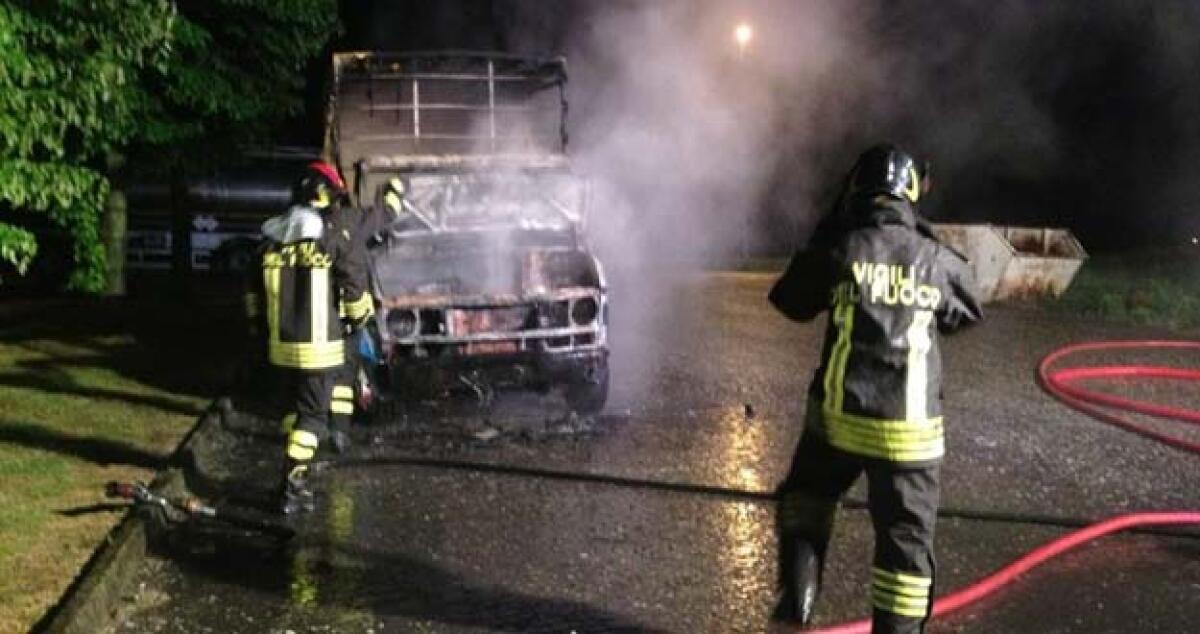 Un furgone carico di generi alimentari ed un'auto in fiamme nella notte - 