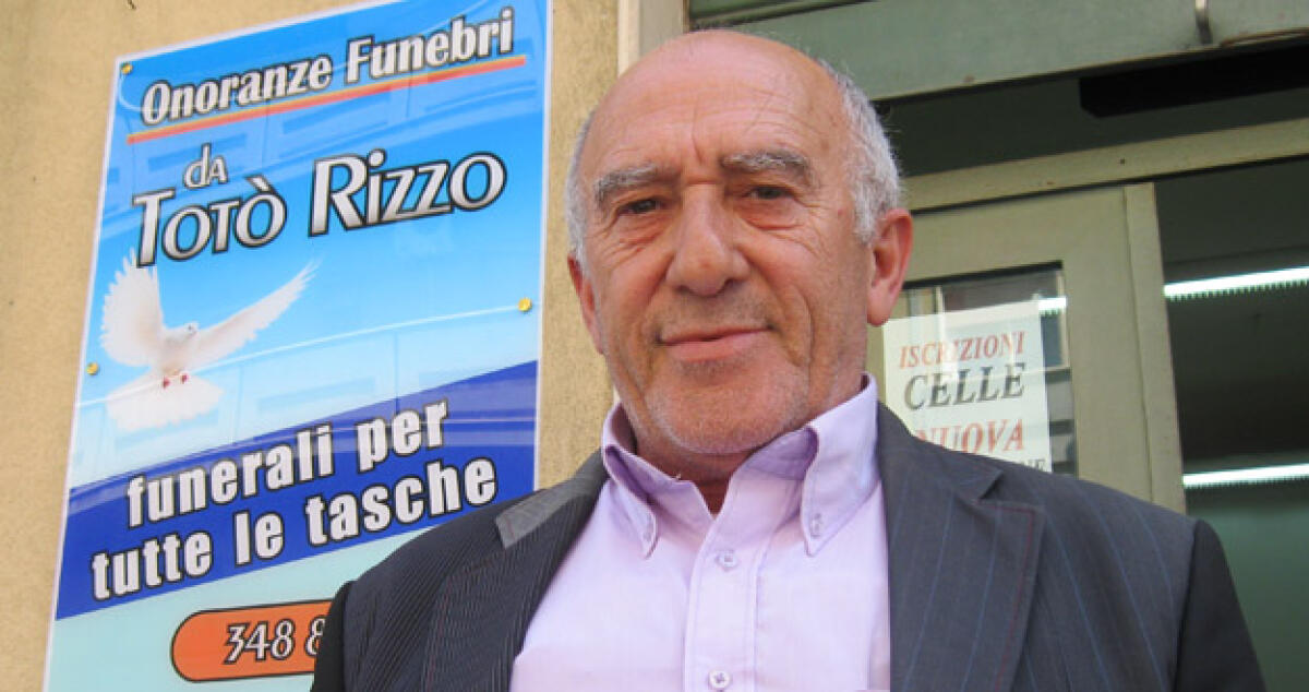 Funerali a basso costo contro la crisi, l'agenzia Rizzo "taglia" i cortei -