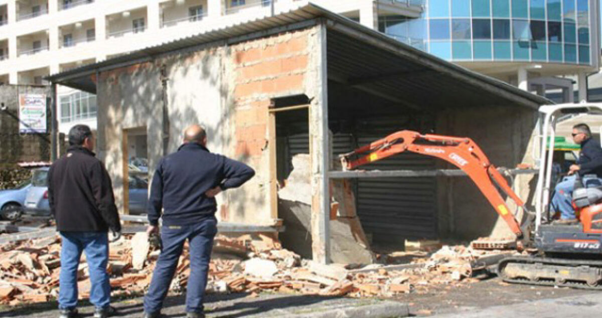 Costruzione abusiva e violazione dei sigilli, ai domiciliari due coniugi gelesi - 