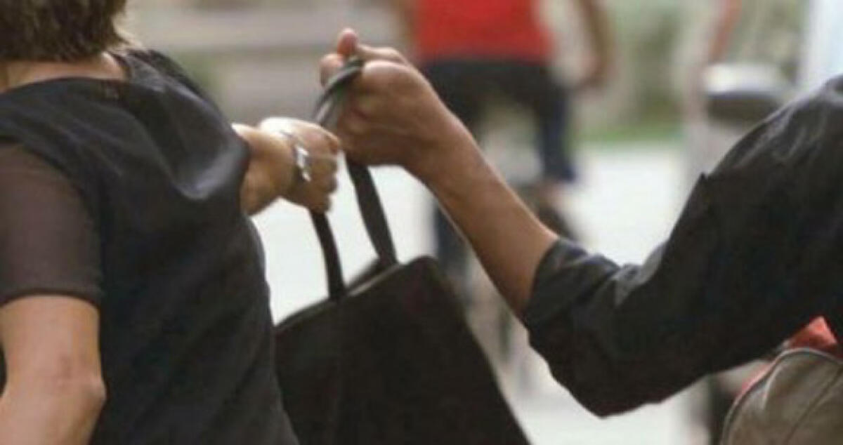 Lo fermano per uno scippo ma nessuno presenta denuncia: Rilasciato - 