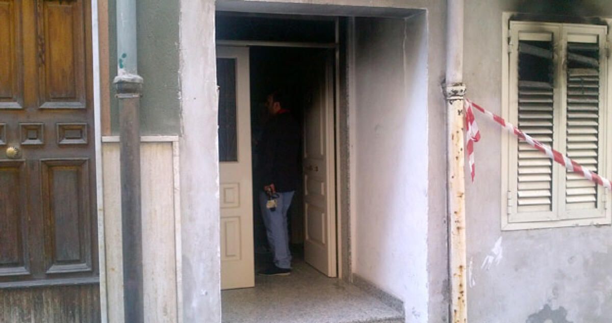 Paura alle prime luci dell’alba in via Giuffrida, bruciata una casa - 